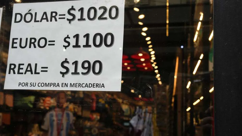 Una de las propuestas de Milei es adoptar el dólar como moneda nacional