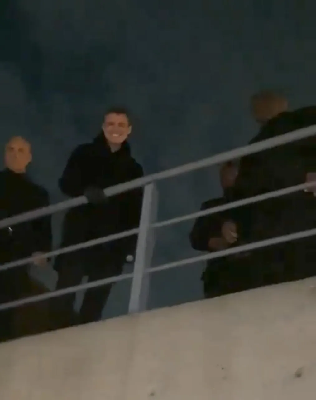 Captura de Pantalla X: @LM_mundial Desde su llegada al helipuerto en la Arena CDMX, Luismi fue recibido entre gritos y aplausos.