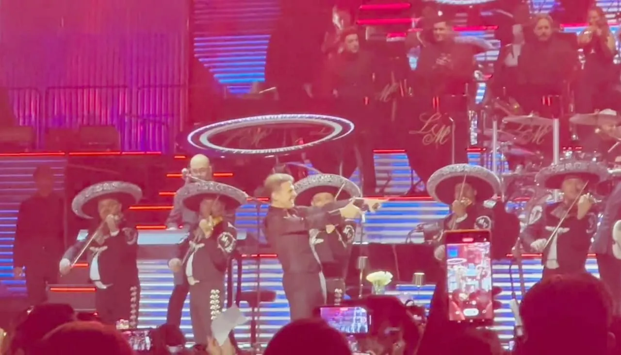 Captura de Pantalla X: @Sonica_mx Durante dos hora, 'El Sol' interpretó más de 20 temas y hasta el mariachi apareció.