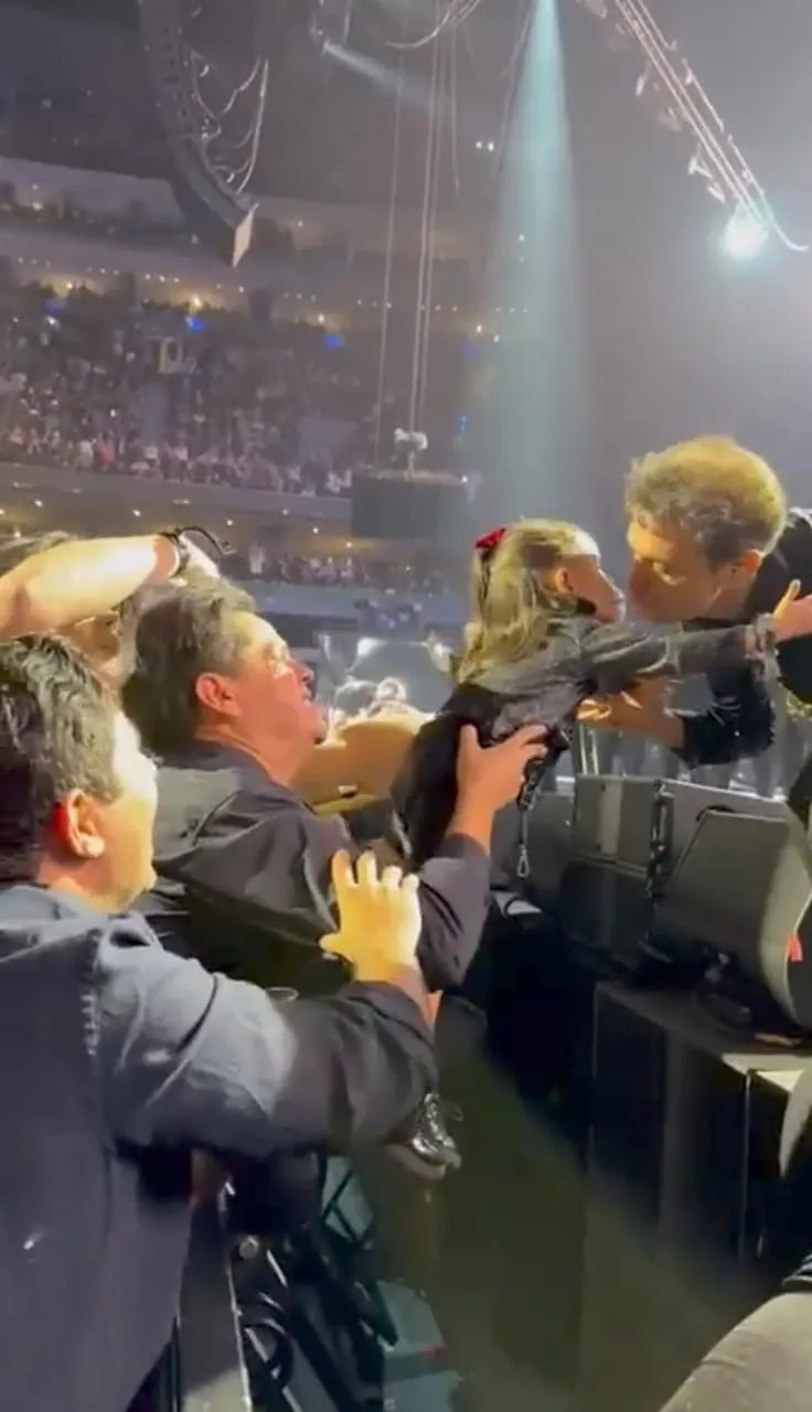 Captura de Pantalla X: @LM_mundial Luis Miguel hasta le regaló un beso a esta pequeña que estaba en primera fila.