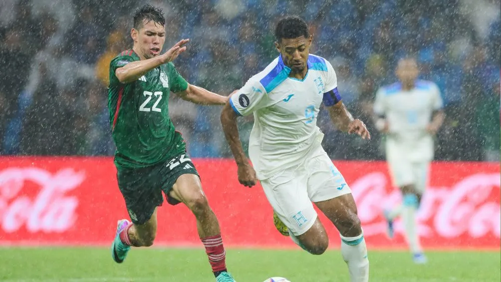 Hirving Lozano disputando el balón ante los catrachos