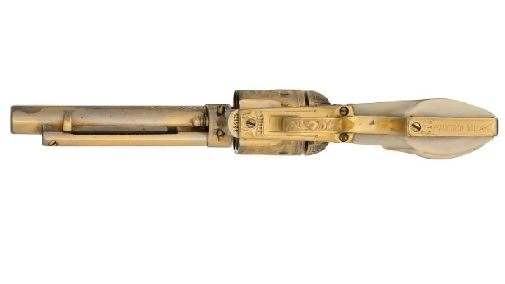 El revólver, enchapado en oro, también lleva el nombre de Pancho Villa.