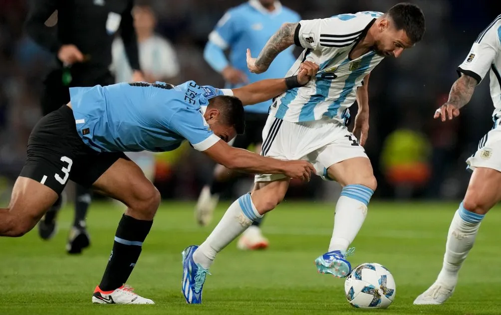 Sebastián Cáceres se ganó la titularidad en Uruguay