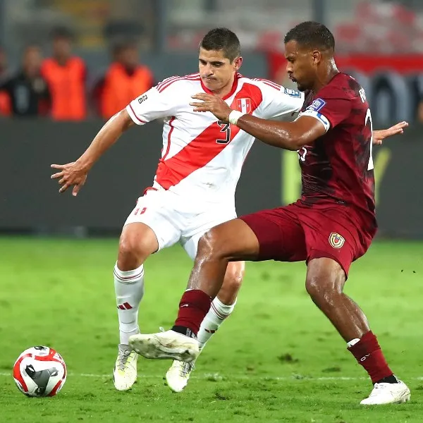 Perú y Venezuela disputando el balón