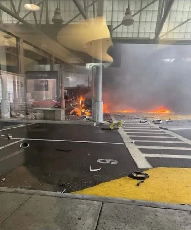 TWITTER @CesarMorenoH Explosión en el puente The Rainbow Bridge