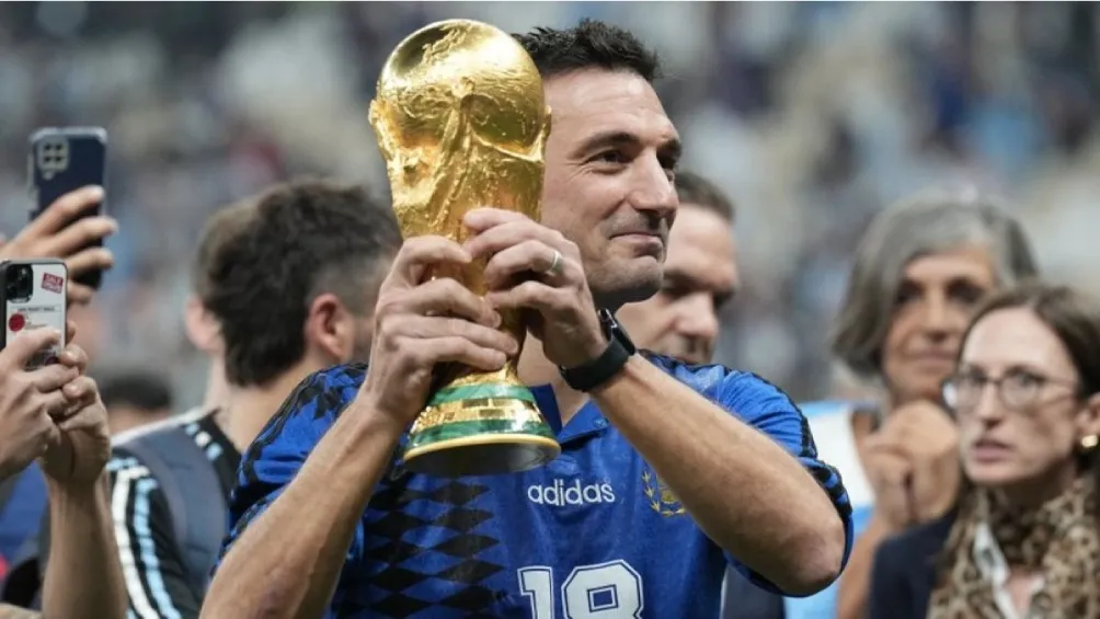 Scaloni, con la Copa del Mundo que ganó en Qatar