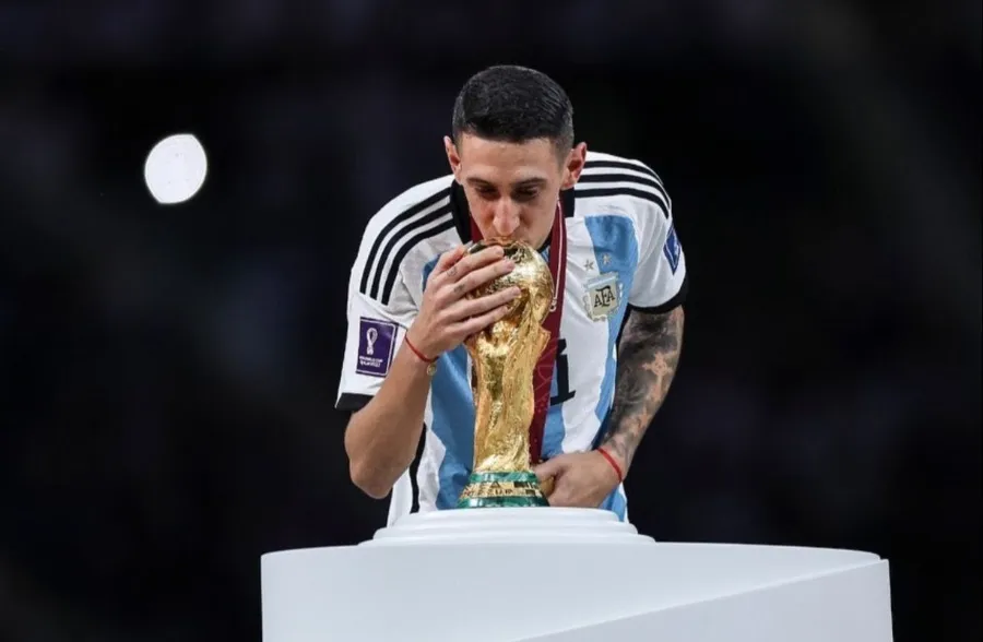Ángel Di María con la Copa del Mundo de Qatar 2022