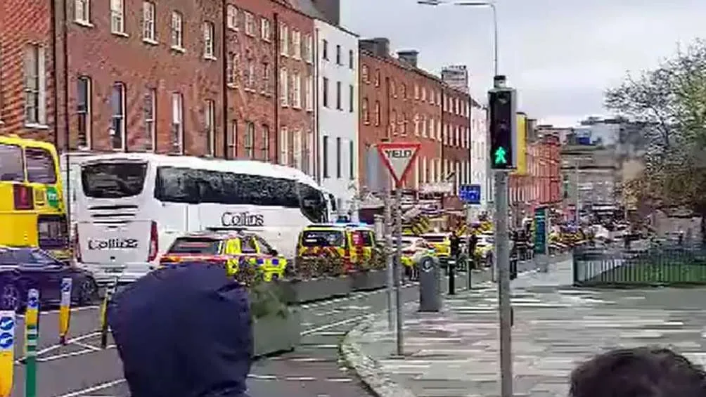 CAPTURA DE PANTALLA: Twitter: @rosapantin1301 Los hechos sucedieron por la tarde local, afuera de una escuela.