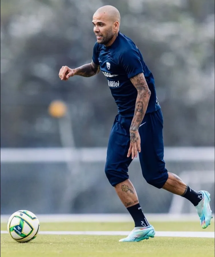 Dani Alves en su paso por los Pumas en la Liga MX