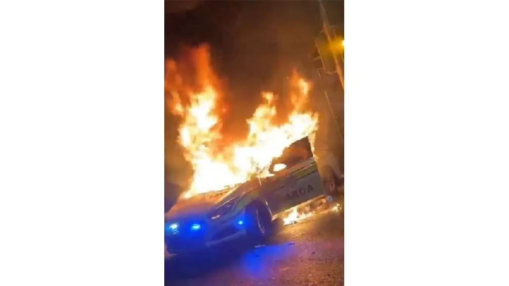 CAPTURA DE PANTALLA: Twitter: @EmmaRincon Una patrulla de la Garda (policía irlandesa) también ardió en llamas.