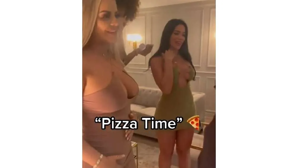 Algunas mujeres llevaban ajustados vestidos.