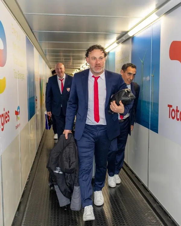 Milito dirigiendo a Argentinos Juniors