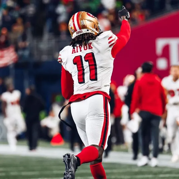 Brandon Aiyuk celebrando su anotación