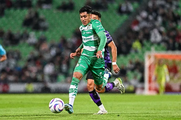 Omar Campos controlando el balón