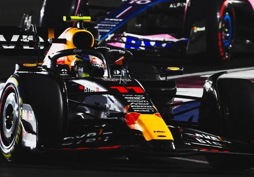 Checo sobre el emparrillado