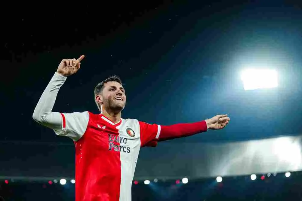 Santi Giménez en festejo de un gol