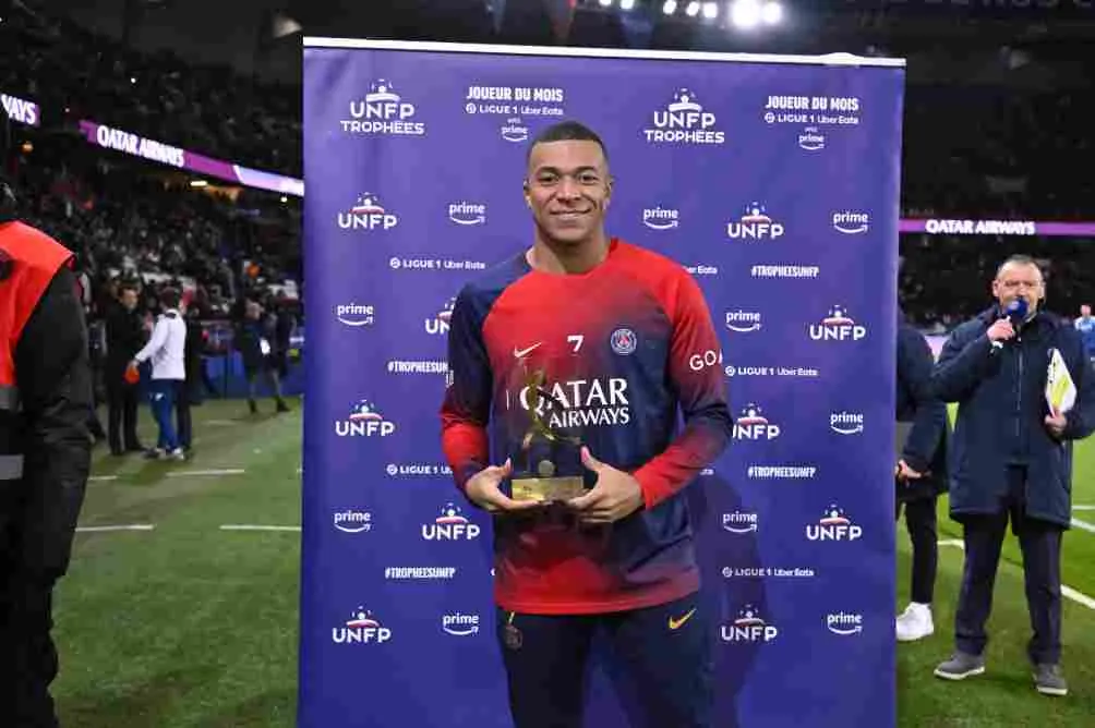 TWITTER: @PSG_Inside Mbappé también fue reconocido como el mejor jugador de octubre