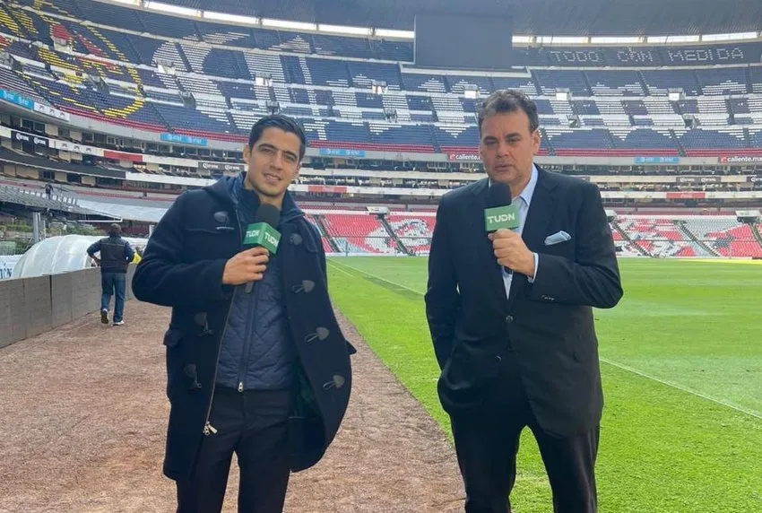 David Faitelson en la cancha del Azteca