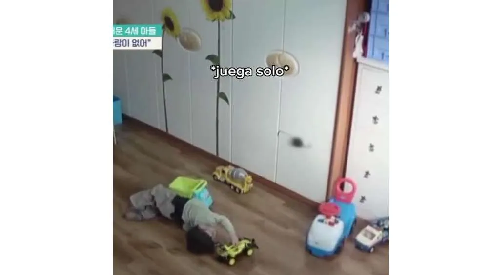 El pequeño se la pasaba todo el día jugando solo.