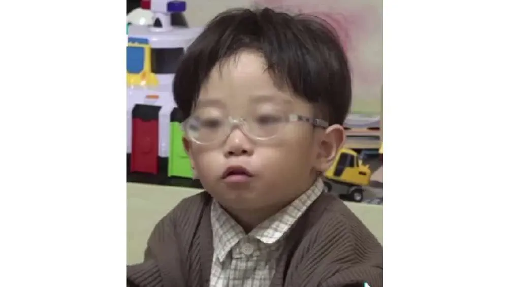 El niño conmovió a todos por la inocencia de sus respuestas.