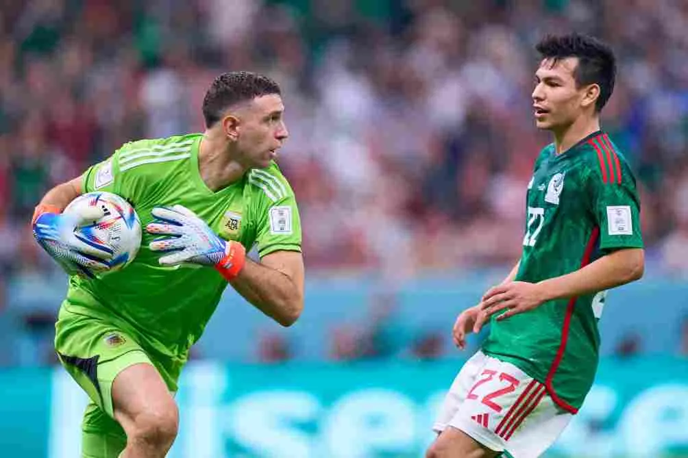 'Dibu' Martínez ante 'Chucky' Lozano