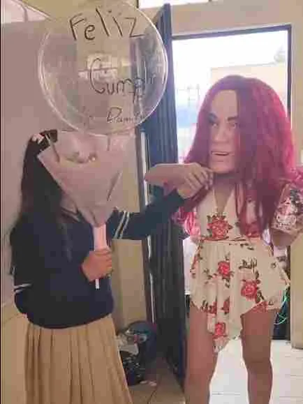 La botarga sorprendió a Adamaris y sus compañeros