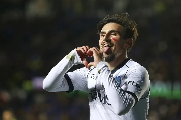 AP Khvicha Kvaratskhelia celebrando su gol