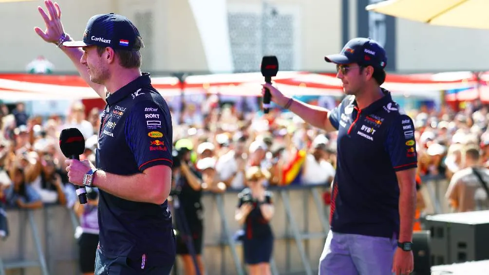 Max Verstappen y Checo Pérez saludan a la afición en Yas Marina