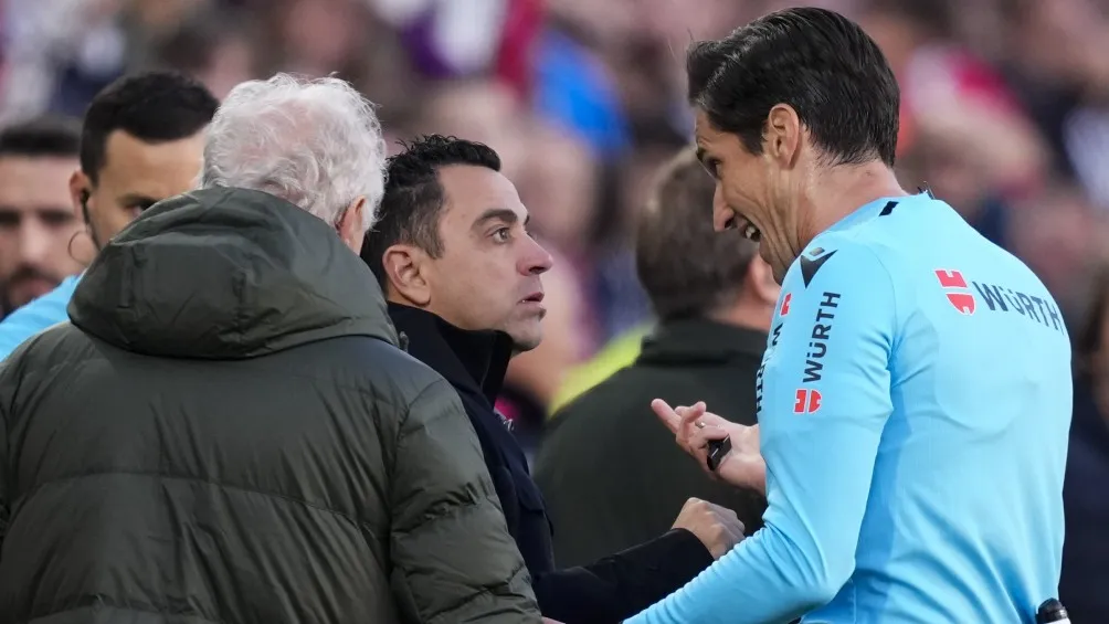 AP Xavi reclama al árbitro en su visita a Vallecas