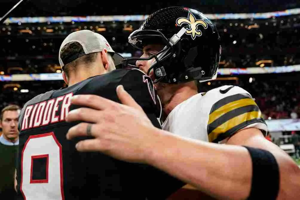 Desmond Ridder y Derek Carr tras el partido