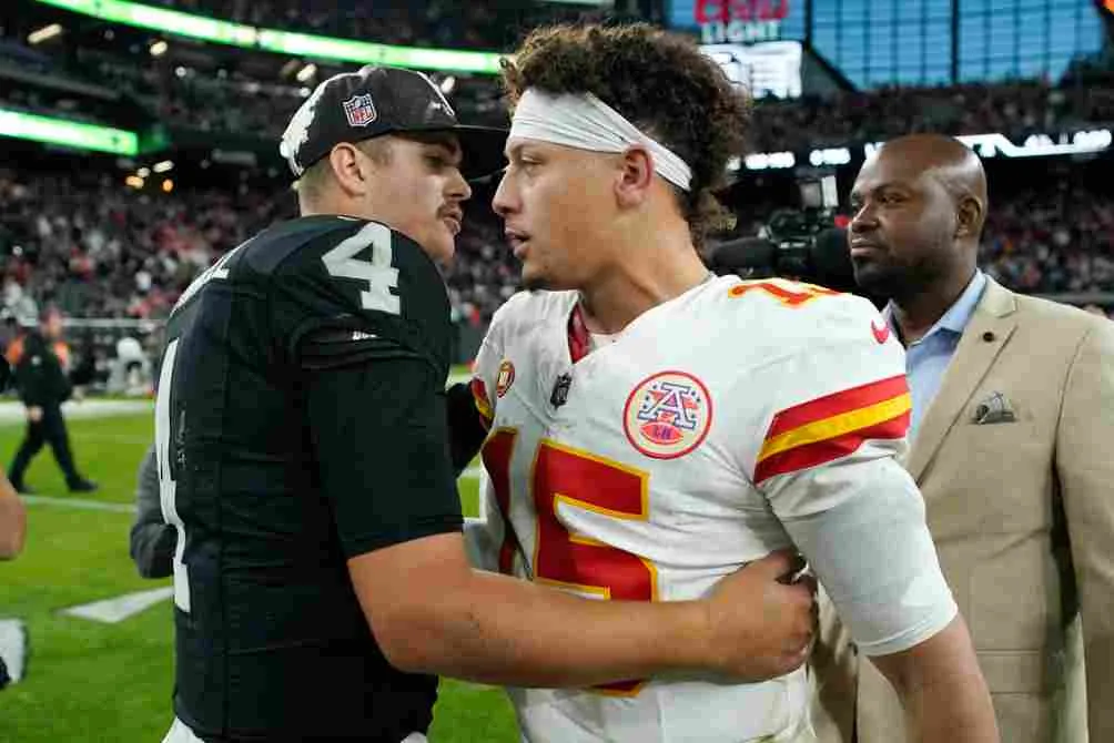 Mahomes y Aidan O'Connell tras el partido