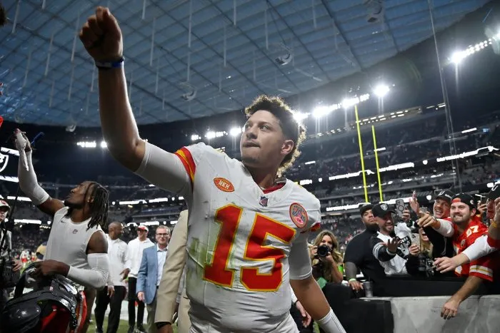 Mahomes lanzó dos pases de anotación