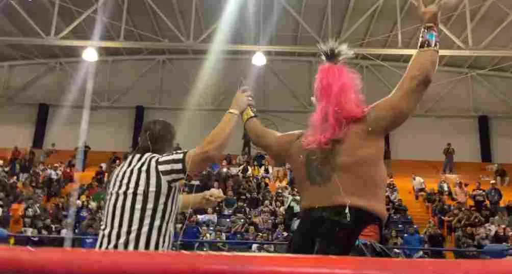 Psycho Clown celebrando su triungo