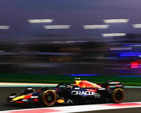 'Checo' corriendo con Red Bull