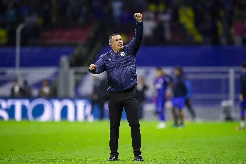 Ricardo Carbajal en un partido de Chivas