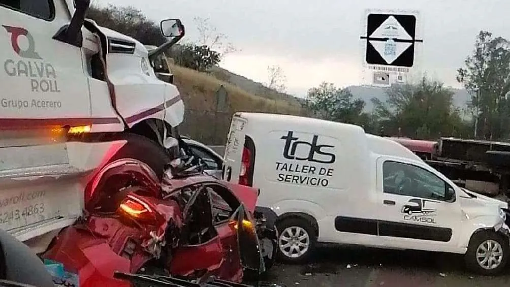 Twitter: @PuntoMedioEdo Hubo pérdida total de algunos autos.