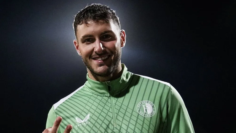 Giménez festejando su hat-trick