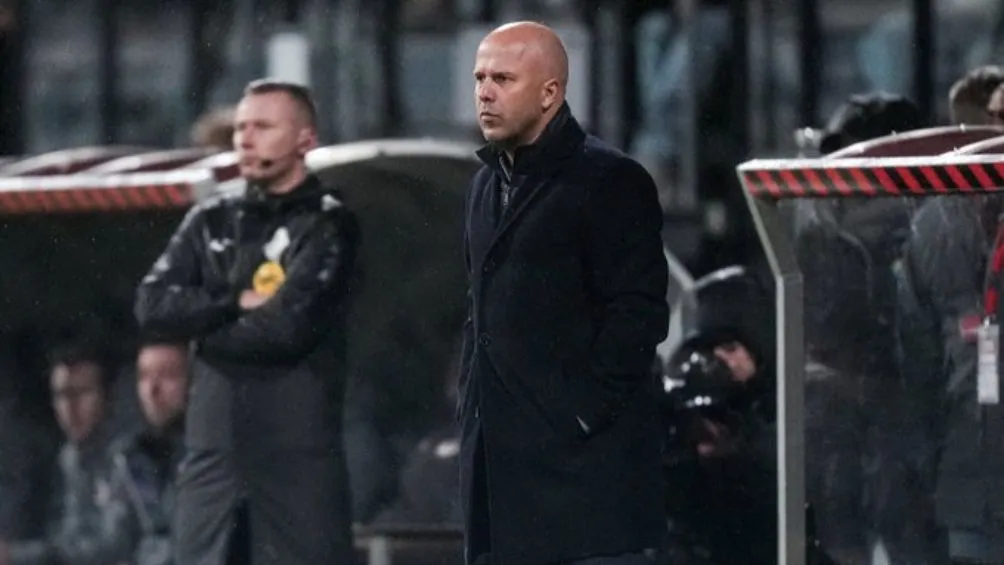 Arne Slot dirigiendo al Feyenoord