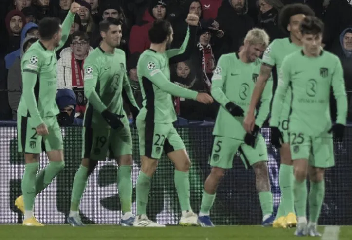 Jugadores Colchoneros en festejo de gol