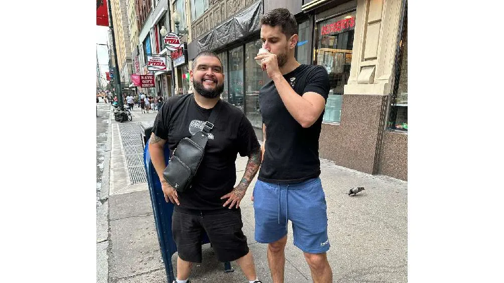 IG: @adrianmarcelo10 También es popular por la mancuerna que forma con 'La Mole', conocida como 'Hermanos de Leche'.