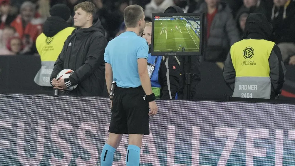 Se analizará que el VAR también actúe en tiros de esquina y tarjetas amarillas