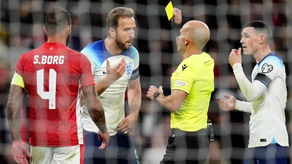 Harry Kane, amonestado por el árbitro