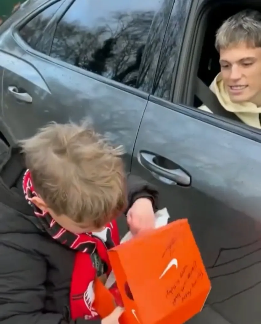 Garnacho le regaló un par de botines