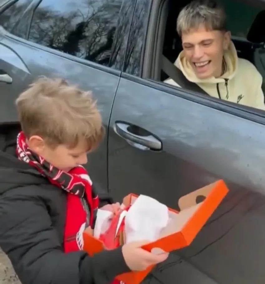 El momento donde el infante recibe el regalo