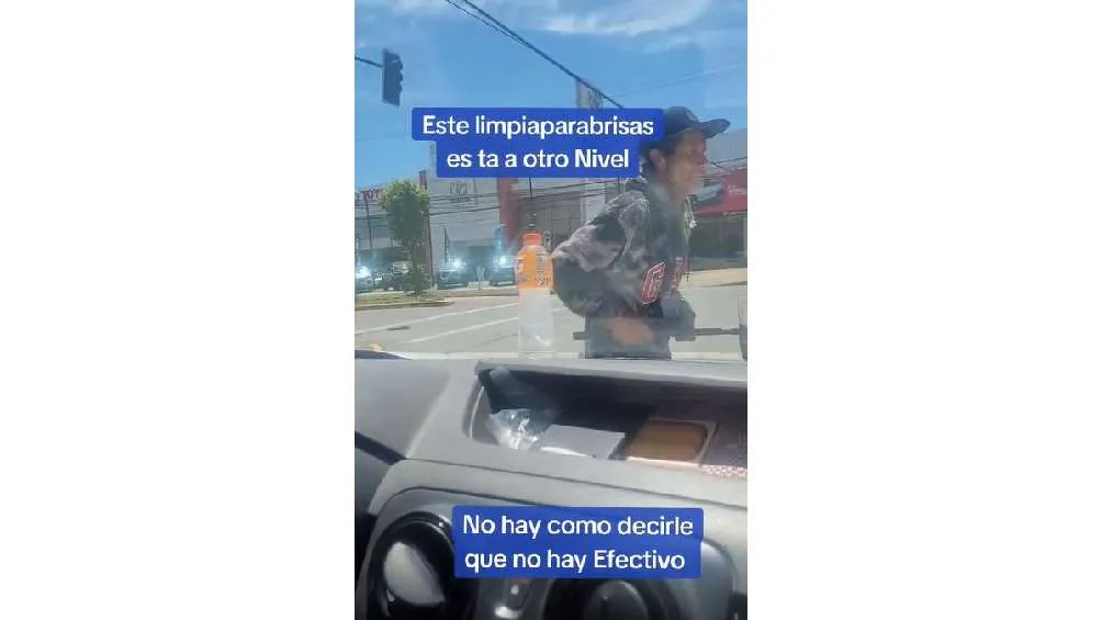 CAPTURA DE PANTALLA: TikTok: @tiktok_universe2024 El hecho fue grabado en calles de Chile.