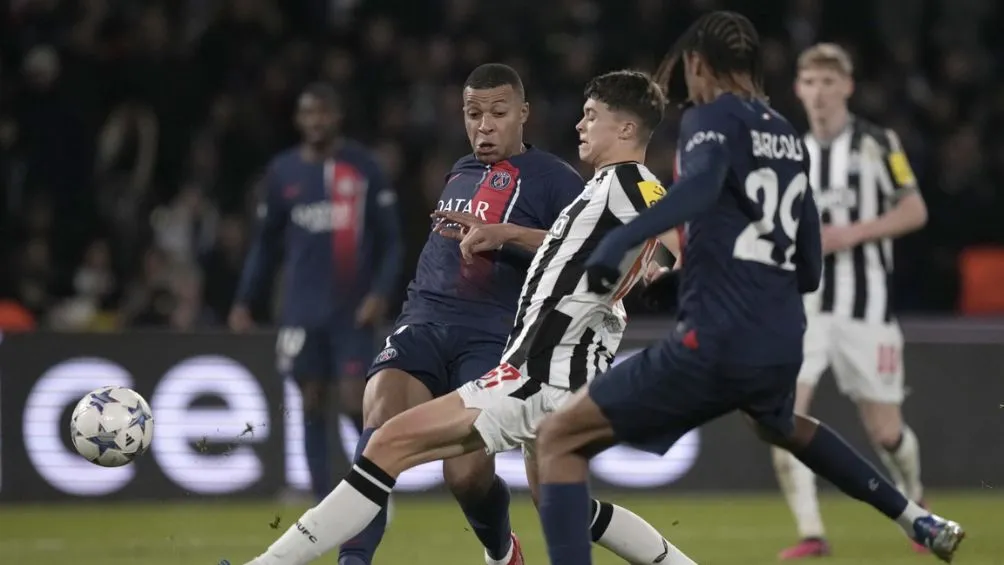 AP Mbappé ante la marca de las Urracas
