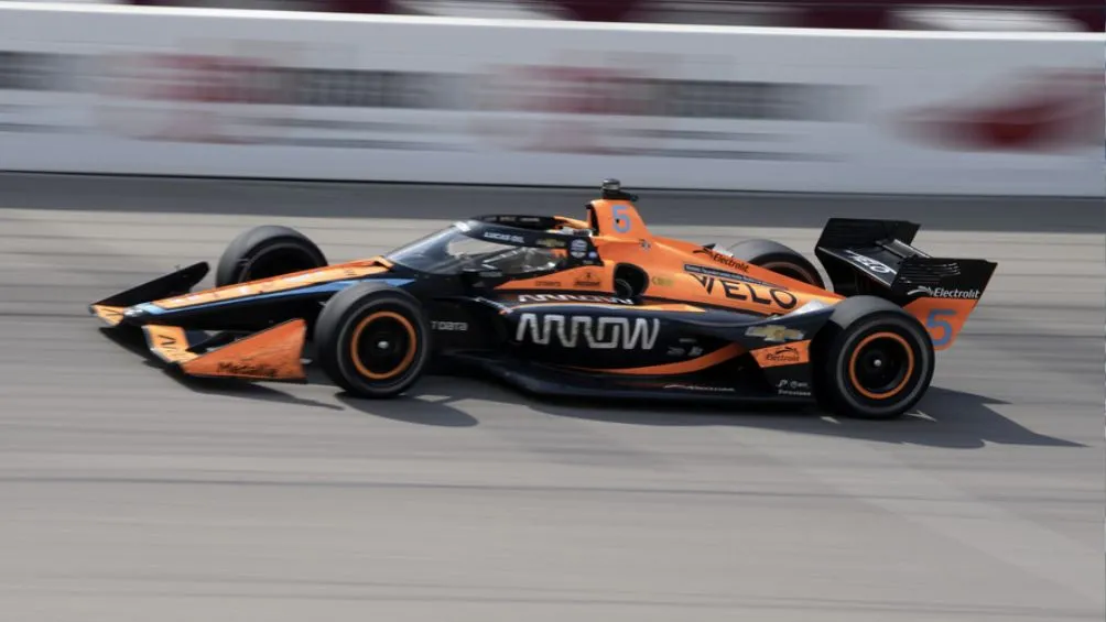 O`Ward durante una carrera en IndyCar