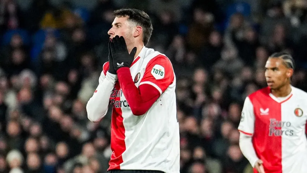 @Feyenoord Giménez se lamenta tras la ocasión que falló