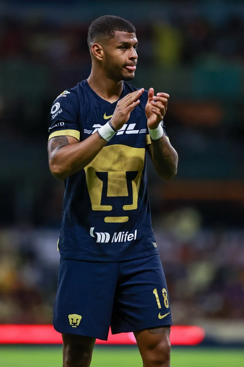 Caicedo en un partido de Pumas