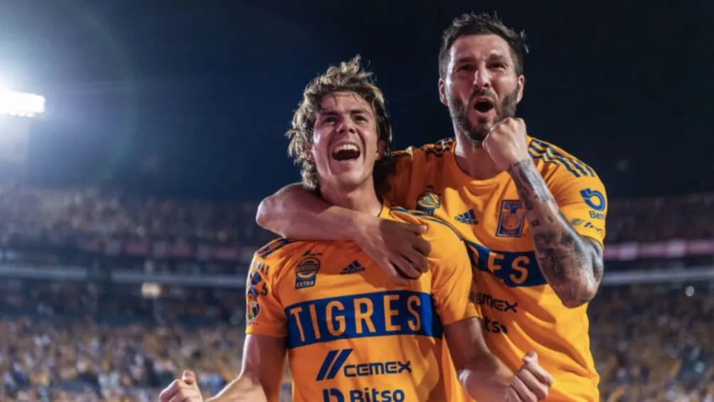 Gignac celebrando un gol junto a Sebastián Cordova